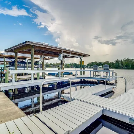 Riverfront Homosassa Retreat With Kayak And Boat Dock!
